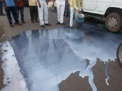 Sangli: The protesters protested against the government's move on milk roads, stop the road | सांगली : आंदोलकांनी दूध रस्त्यावर ओतून शासनाचा केला निषेध, रास्ता रोको