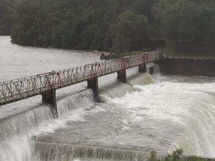 Less rain in Kolhapur, flood waters receded; Two automatic gates of Radhanagari opened | कोल्हापुरात पावसाचा जोर कमी, पुराचे पाणी झपाट्याने ओसरले; राधानगरीचे दोन स्वयंचलित दरवाजे खुले