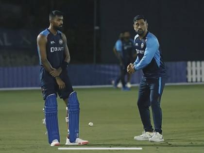 T20 World Cup, IND vs NZ, Hardik Pandya : MS Dhoni discussing about power hitting with Hardik Pandya in the nets, See pics | T20 World Cup, IND vs NZ, Hardik Pandya : हार्दिक पांड्याचं करिअर वाचवण्यासाठी महेंद्रसिंग धोनीची धडपड, नेट्समध्ये देतोय त्याला खास अटेंशन