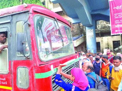 ST blocked by angry passengers in Dombivli; Dissatisfied with leaving more trains for the ministry | डोंबिवलीत संतप्त प्रवाशांनी रोखली एसटी; मंत्रालय’साठी अधिक गाड्या सोडत असल्याने नाराजी