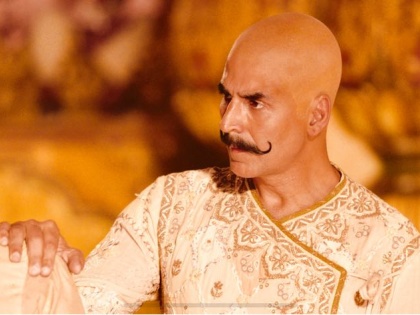 akshay kumars bald historical warrior look for Housefull 4 | Housefull -4 मध्ये काहीशा अशा लूकमध्ये दिसणार अक्षय कुमार, सेटवरचा फोटो लीक!!