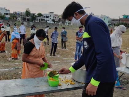 One and a half thousand people are getting free food every day in Jayatala area of Nagpur | नागपुरातील जयताळा भागात दररोज दीड हजार जणांना मिळतोय मोफत डबा