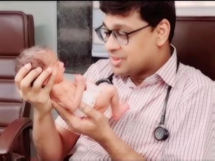 under treatment child stops crying after doctor in dhule sings beautiful song | व्वा डॉक्टर! चिमुकल्याला झोप यावी म्हणून डॉक्टरांनी गायलं सुंदर गाणं; हृदयस्पर्शी व्हिडीओ व्हायरल