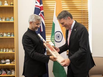 Dr S Jaishankar gifted a signed bat of Virat Kohli to the Deputy Prime Minister of Australia  | Virat Kohli: भारताच्या परराष्ट्र मंत्र्यांनी ऑस्ट्रेलियाच्या उपपंतप्रधानांना दिली 'विराट' भेट, फोटोनं वेधलं लक्ष