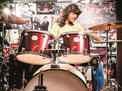 'unique' drummer holds the attention of everyone in the Dumro Festival | या ‘अनन्य’साधारण ड्रमरबाजने वेधले डमरू फेस्टिव्हलमध्ये सर्वांचेच लक्ष