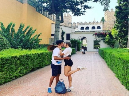 OMG ! Drashti dhami kisses husband neeraj during spain vacation | OMG ! या टीव्ही अ‍ॅक्ट्रेसनं स्पेनमध्ये भररस्त्यात नवऱ्यासोबत केलं लिपलॉक