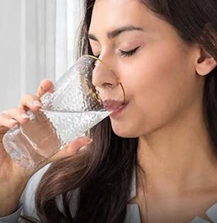 तुम्हीही उभं राहून घटाघटा पाणी पिता का? ‘हे’ ४ गंभीर आजार तुम्हाला नक्की त्रास देत असतील..