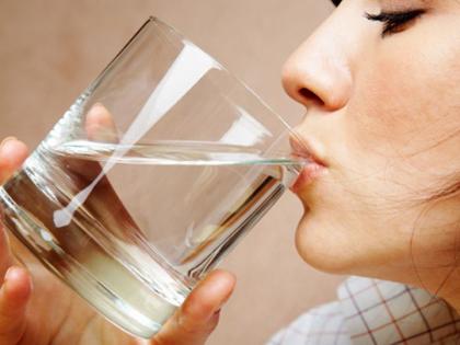 high intake of water can cause blood pressure or bp | Health tips: भरपूर पाणी पिण्याचा सल्ला दिला जातो पण कधीकधी ठरेल घातक; 'या' गंभीर आजाराला आमंत्रण