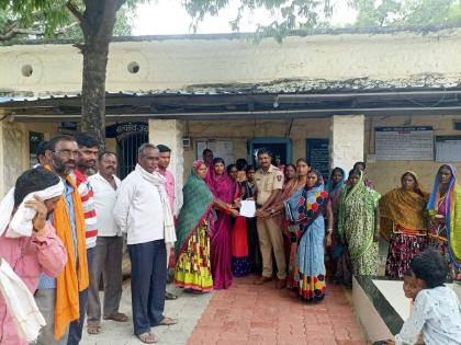 Women reach police station for liquor ban On the day of Ganeshotsav, Elgar, children are also drunk | दारूबंदीसाठी महिलांनी गाठले पोलिस स्टेशन; गणेशोत्सवाच्या दिवशीच एल्गार, मुलेही दारूच्या आहारी