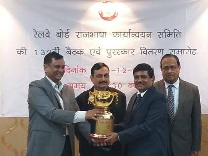 DRM RK Yadav Raj Bhasha Award from Bhusawal Division is honored | भुसावळ विभागाचे डीआरएम आर.के.यादव राजभाषा अवॉर्डने सम्मानित