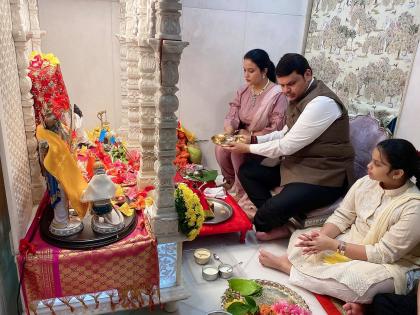 Special tweet from Amrita Fadnavis for Devendra, shared photos of Lakshmi Pujan | देवेंद्र फडणवीसांसाठी अमृता यांचं खास ट्विट, लक्ष्मीपूजनाचे फोटो केले शेअर