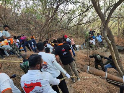 After the efforts of two hundred Shiva lovers, the two ton cannon of the Shiva period finally rested on the Dronagiri fort | Raigad: दोनशे शिवप्रेमींच्या प्रयत्नानंतर शिवकालीन दोन टनाची तोफ अखेर द्रोणागिरी किल्ल्यावर विसावली