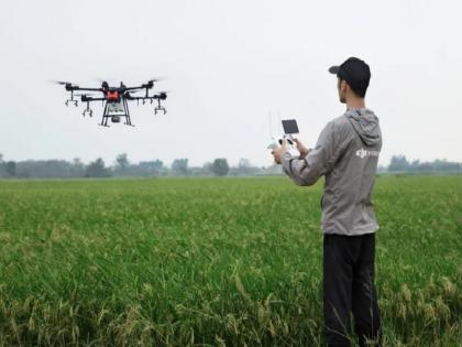 Now farmers will also become drone pilots; Spraying of pesticides by drones | आता शेतकरीही होणार 'ड्रोन पायलट'; ड्रोनद्वारे करता येणार कीटकनाशकांची फवारणी