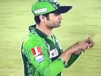 Video: Pakistan cricketer ahmed shehzad Asking For Review Despite Dropping Catch  | Video : पाक क्रिकेटपटूचा प्रताप, कॅच सोडल्यानंतरही मागितला रिव्ह्यू
