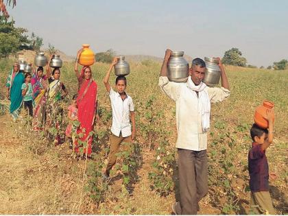 Drought in Marathwada: Stolen water has to be collected from five kilometers | Drought In Marathwada : तब्बल पाच किलोमीटरवरून पिण्याचे पाणी आणावे लागते चोरून 