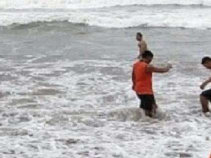 Four of Pandharpur drowned in Ganpatipule sea, one dead | गणपतीपुळे समुद्रात पंढरपूरचे चाैघे बुडाले, एकाचा मृत्यू; तिघांना वाचविण्यात यश