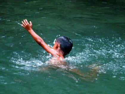 Pay attention to the little ones in the swimming pool; 6-year-old boy drowns while swimming with father | स्विमिंगपूलमध्ये लहान मुलांकडे लक्ष द्या; वडिलांसोबत पोहणाऱ्या ६ वर्षीय बालकाचा बुडून मृत्यू