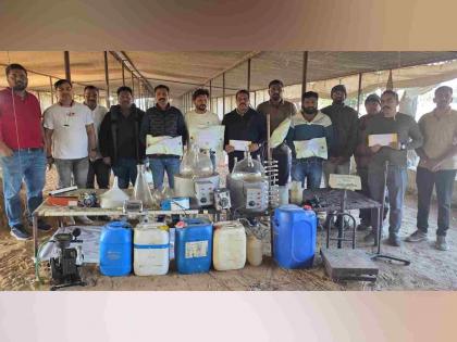 कोंबड्यांचा व्यवसायाआड चालणारा अमली पदार्थांचा कारखाना पोलिसांकडून उद्ध्वस्त, ११ अटकेत - Marathi News | Police dismantle drug factory operating inside chicken business 11 arrested in rajasthan | Latest crime News at Lokmat.com