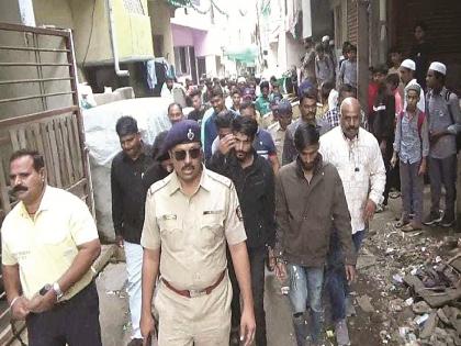 The pattern of criminals in Chhatrapati Sambhajinagar continues; Smugglers were arrested in the same areas where hashish was sold | जेथे चरस विकले, तेथेच तस्करांची धिंड; छत्रपती संभाजीनगरात गुन्हेगारांची धिंड पॅटर्न कायम The pattern of criminals in Chhatrapati Sambhajinagar continues; Smugglers were arrested in the same areas where hashish was sold | जेथे चरस विकले, तेथेच तस्करांची धिंड; छत्रपती संभाजीनगरात गुन्हेगारांची धिंड पॅटर्न कायम