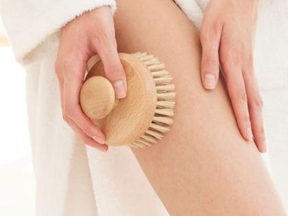 Dry brushing why it is so important for skin | ड्राय ब्रशिंगचे हे फायदे तुम्हाला माहीत आहेत का? त्वचेला होतात 'हे' फायदे!