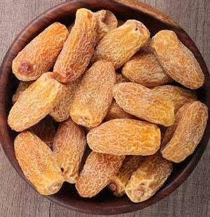 महिलांनी रोज खायला हवी खारीक, चार दिवसांच्या दुखण्यापासून अशक्तपणापर्यंतचे त्रास होतात कमी