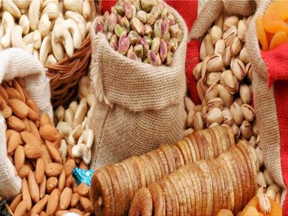 Due to cold weather in Nashik, prices of dry fruit are increase | नाशिकमध्ये थंडीमुळे मागणी वाढल्याने सुक्यामेव्याचे भाव वधारले, काजू दोनशे रुपयांनी तर किसमिस 50 रुपयांनी महागला