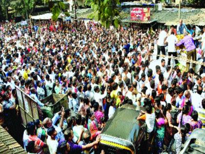  Funeral in the mourning atmosphere of the Pandharpur accident | पंढरपूर अपघातातील मृतांवर शोकाकुल वातावरणात अंत्यसंस्कार