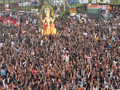 Arrival of Raja of Kolhapur in Kolhapur a replica of LalBagh Raja in Mumbai, huge crowd for darshan; Traffic congestion | ‘कोल्हापूरचा राजा’चे आगमन, दर्शनासाठी मोठी गर्दी; वाहतुकीचा उडाला फज्जा