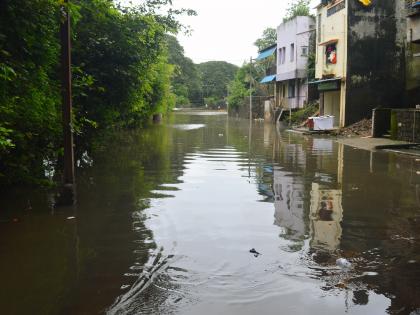 Rainy but slow to pour flood water, still under 3 dams | पावसाची उघडीप पण पूराचे पाणी ओसरण्याची गती संथ, अद्याप ५४ बंधारे पाण्याखाली 