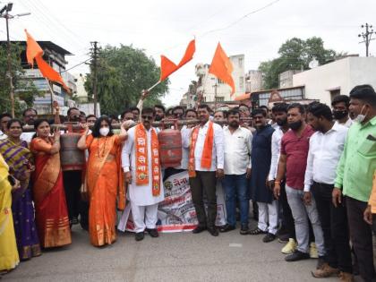 For the third day in a row, the army protested against the fuel price hike | सलग तिसऱ्या दिवशी इंधन दरवाढीविराेधात सेनेचे आंदाेलन