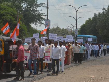 Akola District Collectorate, the Charmakar community rally | अकोला जिल्हाधिकारी कार्यालयावर चर्मकार समाजाने काढला धडक मोर्चा!