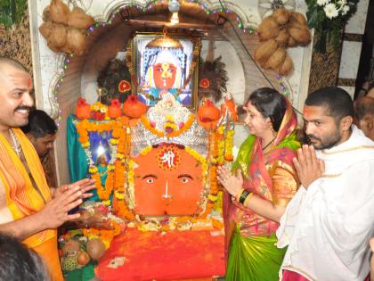 Demolition in the temple of Renuka Devi in ​​Kedgun: crowd for Darshan | केडगावच्या रेणुकादेवीच्या मंदिरात घटस्थापना : दर्शनासाठी गर्दी