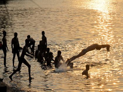 Rushing to swim in rivers, wells, lakes due to hot summer; Carelessness is killing many people | उन्हाच्या तडाख्यामुळे नदी, विहीर, तलावात पोहण्यासाठी गर्दी; निष्काळजीपणा येतोय अनेकांच्या जीवावर