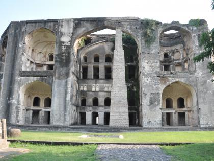 Chandrabi, Shahjahan's rest house collapses: Farahbaksh Mahlaki's drought | चांदबिबी, शहाजहान यांचे विश्रामगृह ढासळतेय : फराहबक्ष महलाची दुरवस्था