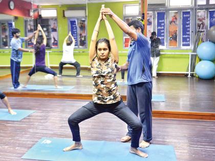 yoga studio : new culture in the young urban world | तरुण मुलांच्या जगात हॉट फेवरिट असलेले योगा स्टुडिंओ पाहिलेत का?