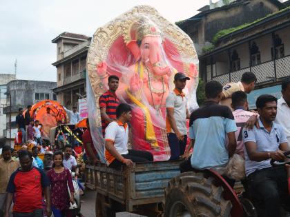 Encouragement of youth board workers in compensation | Ganpati Festival-भरपावसात कार्यकर्त्यांचा उत्साह; वाजत-गाजत बाप्पांचे आगमन