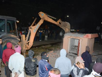 Action taken at five hamals at midnight | पाच मंदिरावर हातोडा, मध्यरात्रीनंतर कारवाई