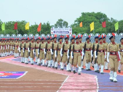 Convocation of 629 Female Police in the State in Solapur Training Center | सोलापूर प्रशिक्षण केंद्रात राज्यातील ६२९ महिला पोलीसांचे दीक्षांत संचलन