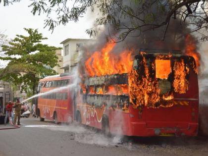 The thrill of a 'burning bus' in Akola | अकोल्यात ‘बर्निंग बस’चा थरार