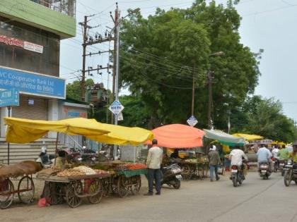 Vegetable vendors encroach on the road again |  भाजी विक्रेत्यांचे पुन्हा रस्त्यावर अतिक्रमण