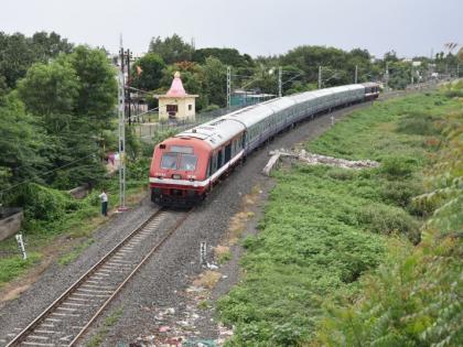 On the first day, 50 passengers took advantage of the Demu train | पहिल्या दिवशी ५० प्रवाशांनी घेतला डेमू गाडीचा लाभ