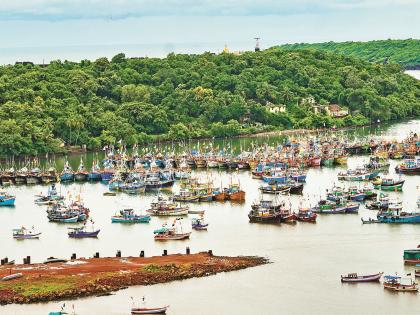 Hundreds of boats enter Devgad port, stormy conditions in Arabian sea | देवगड बंदरात शेकडो नौका दाखल, अरबी समुद्रात वादळसदृश परिस्थिती 