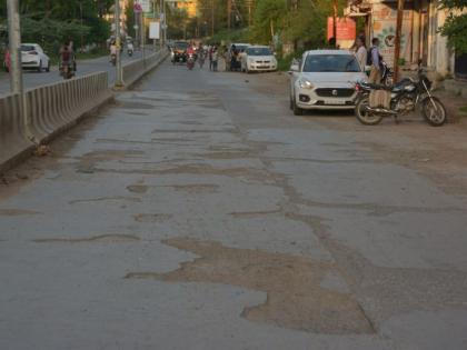 Sieving of cement roads in Akola city; The condition of Akolekar's life | अकोला शहरात सिमेंट रस्त्यांची चाळण; अकाेलेकरांच्या जीवाचे हाल