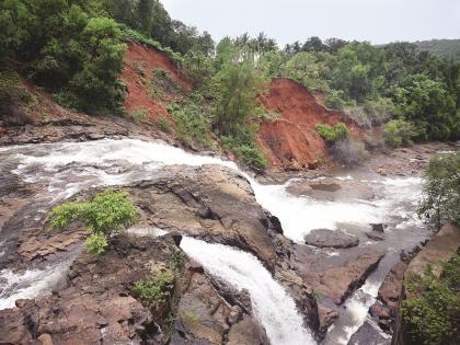 There are mountains in the Sheel dam area | रत्नागिरी : शीळ धरण परिसरात डोंगर खचताेय