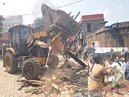 Argument over chappal stand at Ambabai temple in Kolhapur, Action by Municipal Encroachment Department | कोल्हापुरातील अंबाबाई मंदिरात चप्पल स्टँडवरुन राडा, अतिक्रमण विभागाकडून कारवाई 