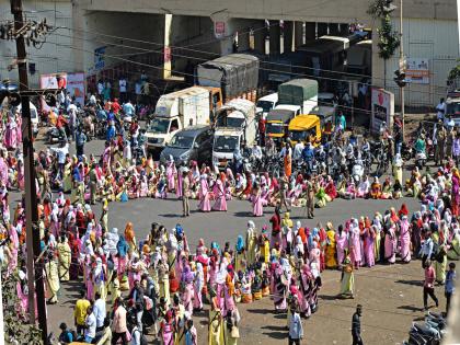 Anganwadi workers stop at Tawde Hotel Chowk in Kolhapur | रणरणत्या उन्हात अंगणवाडी सेविकांचा कोल्हापुरात तावडे हॉटेल चौकात रास्ता रोको