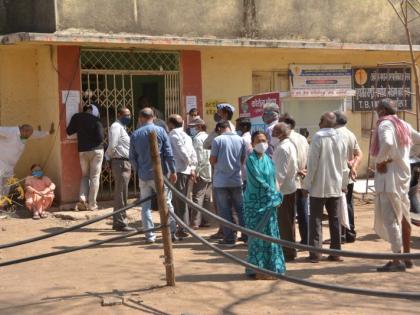 Elderly citizens staring at the sun; No water to drink! | वयाेवृद्ध नागरिक भर उन्हात ताटकळत; पिण्यासाठी पाणी नाही!