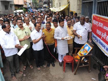 Kolhapur: Unauthorized teachers' school closed movement; Prohibition reported by 'Mahara' | कोल्हापूर :  विनाअनुदानित शिक्षकांचे शाळा बंद आंदोलन; ‘महाआरती’ करून नोंदविला निषेध