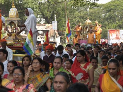 Resonance of 'Jai Jindendra' in the house and the temple | घरोघरी, मंदिरात गुंजला ‘जय जिनेंद्र’चा जयघोष