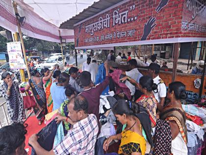 A wall of humanity stood in Kolhapur, Activities started from last seven years | देणाऱ्याने देत जावे, घेणाऱ्याने हवे ते न्यावे; कोल्हापुरात उभी राहिली माणुसकीची भिंत 